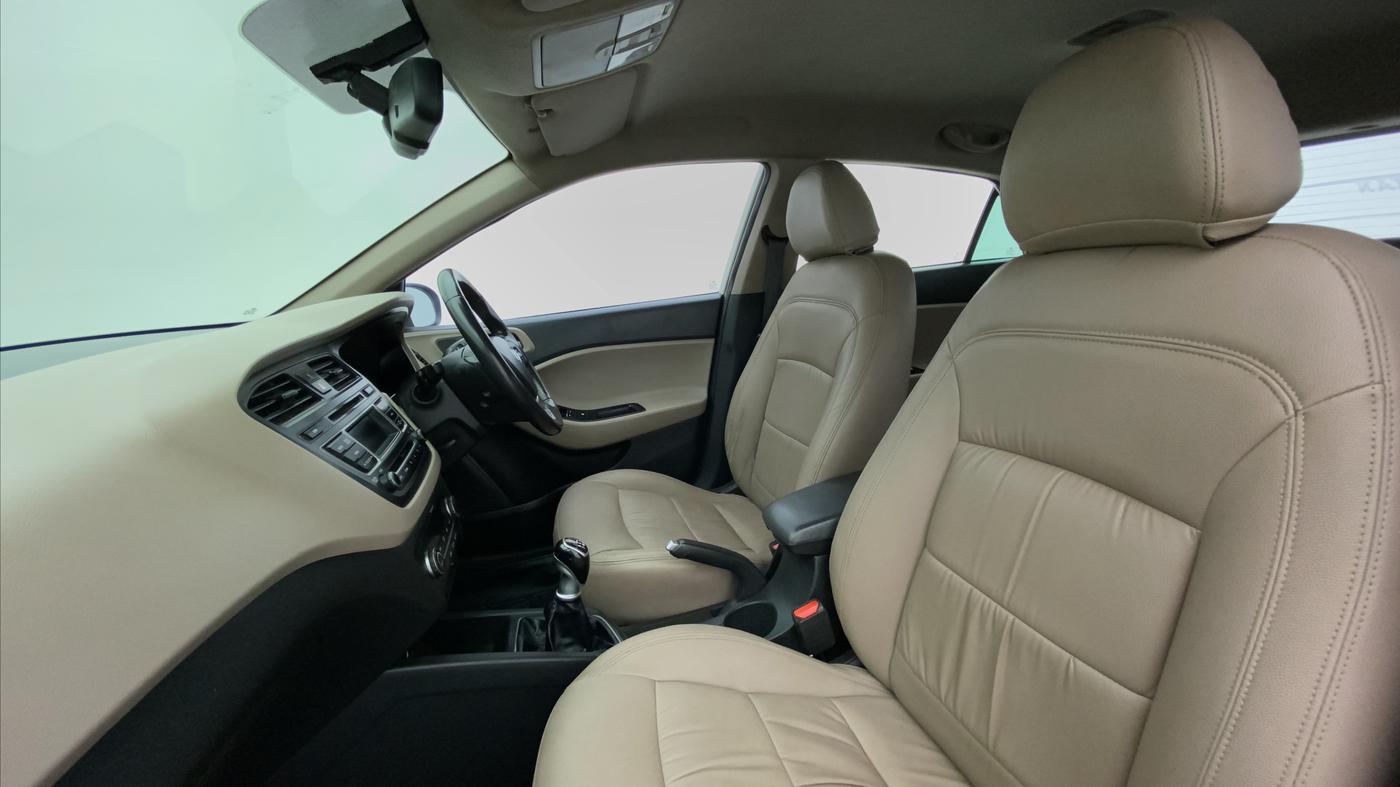 2014 Hyundai Elite i20 SPORTZ 1.4, Diesel, Manual, 1,94,577 km, Right Side Front Door Cabin View