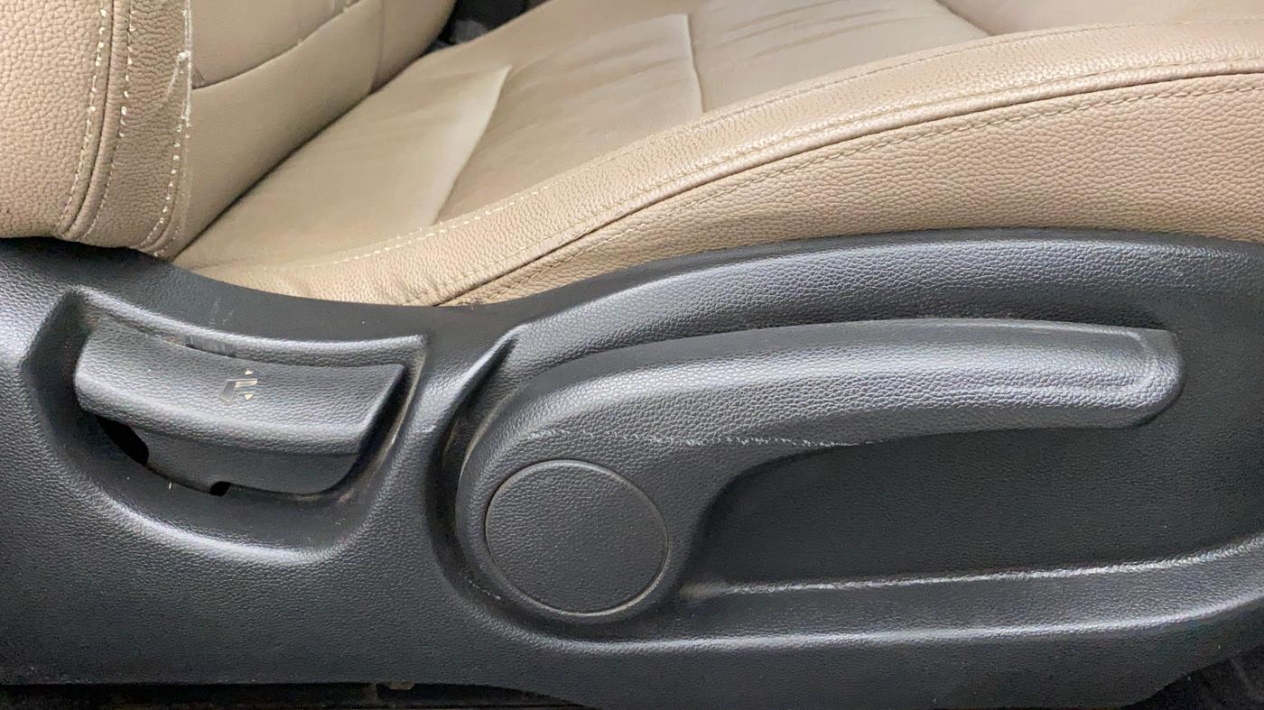 2014 Hyundai Elite i20 SPORTZ 1.4, Diesel, Manual, 1,94,577 km, Driver Side Adjustment Panel