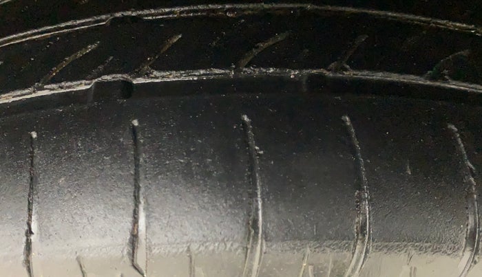 2015 Maruti Wagon R 1.0 VXI, Petrol, Manual, 1,21,130 km, Left Front Tyre Tread