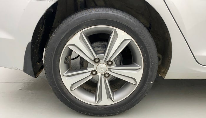 2017 Hyundai Verna 1.6 VTVT SX (O) AT, Petrol, Automatic, 69,690 km, Right Rear Wheel