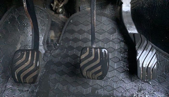 2022 Renault Kiger RXT (O) MT, CNG, Manual, 70,181 km, Pedals