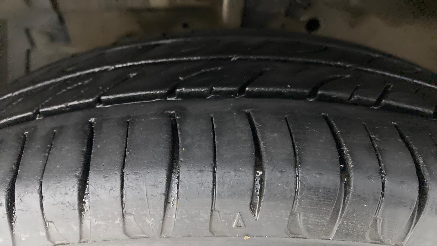2014 Maruti Swift Dzire VXI, Petrol, Manual, 87,290 km, Left Front Tyre Tread