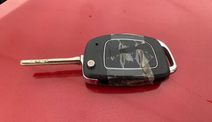 2014 Hyundai Xcent S (O) 1.2, Petrol, Manual, 1,09,221 km, Key Close Up