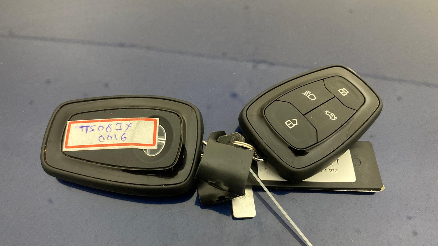 2023 Tata ALTROZ XZ + SUNROOF, Petrol, Manual, 31,000 km, Key Close Up