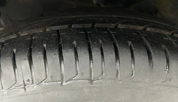 2015 Hyundai i10 SPORTZ 1.1 IRDE2, Petrol, Manual, 34,811 km, Left Front Tyre Tread