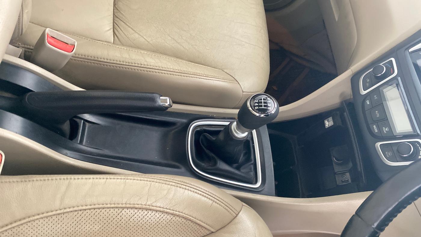2019 Maruti Ciaz ALPHA DIESEL 1.5, Diesel, Manual, 1,06,321 km, Gear Lever