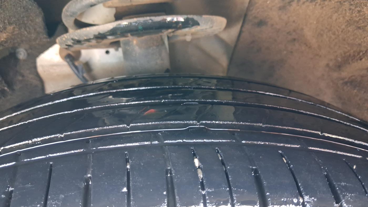 2022 Mahindra XUV700 AX 5 P MT 5 STR, Petrol, Manual, 54,792 km, Right Front Tyre Tread
