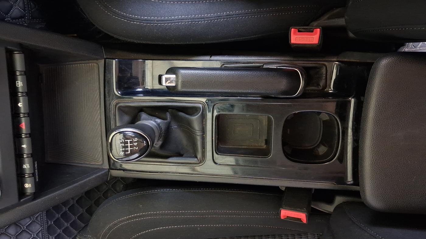2022 Mahindra XUV700 AX 5 P MT 5 STR, Petrol, Manual, 54,792 km, Gear Lever