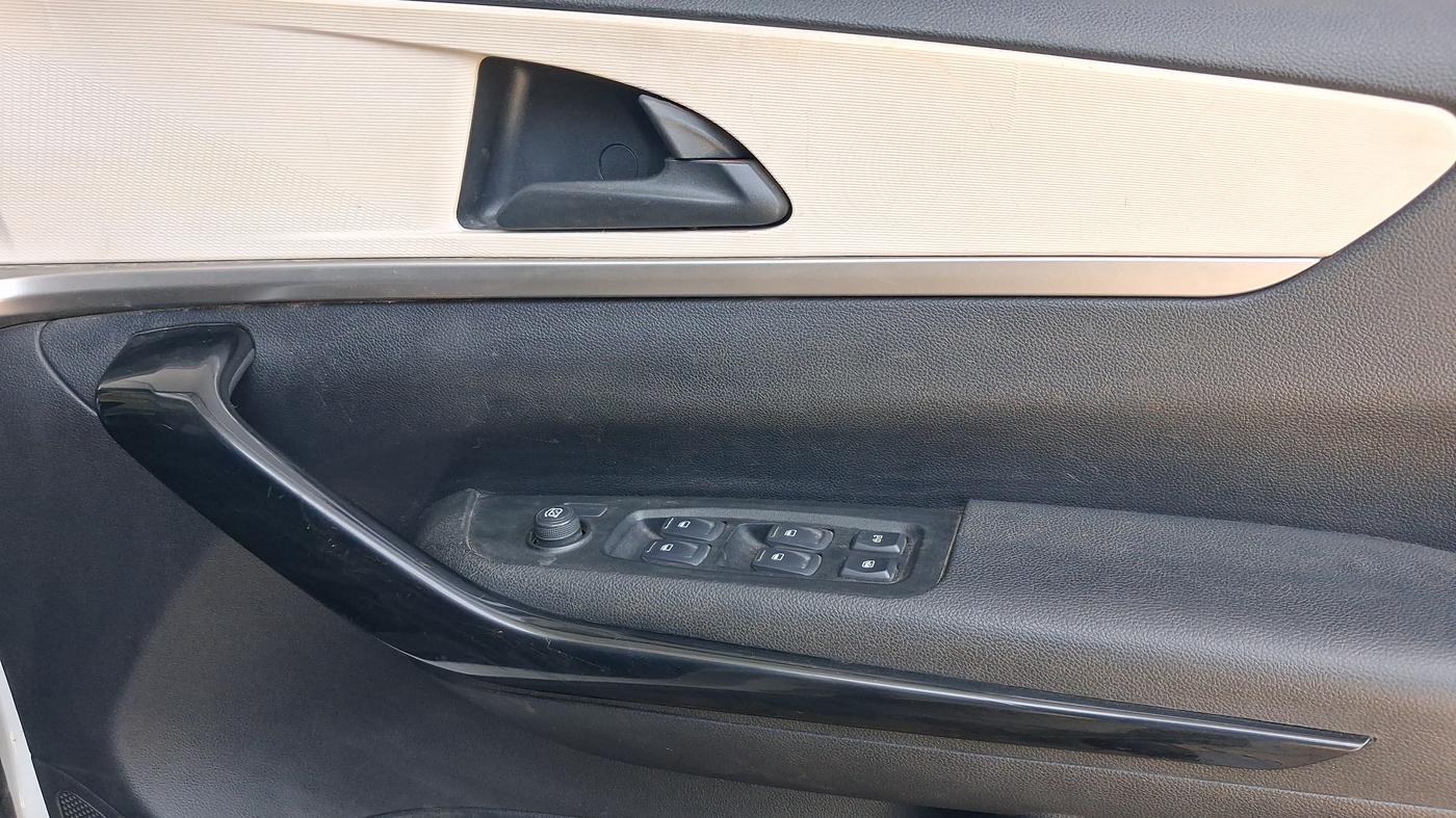 2022 Mahindra XUV700 AX 5 P MT 5 STR, Petrol, Manual, 54,792 km, Driver Side Door Panels Control