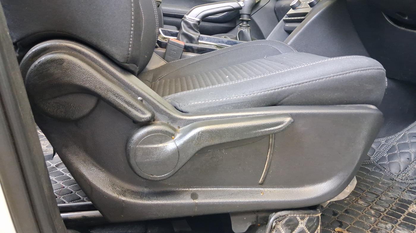 2022 Mahindra XUV700 AX 5 P MT 5 STR, Petrol, Manual, 54,792 km, Driver Side Adjustment Panel