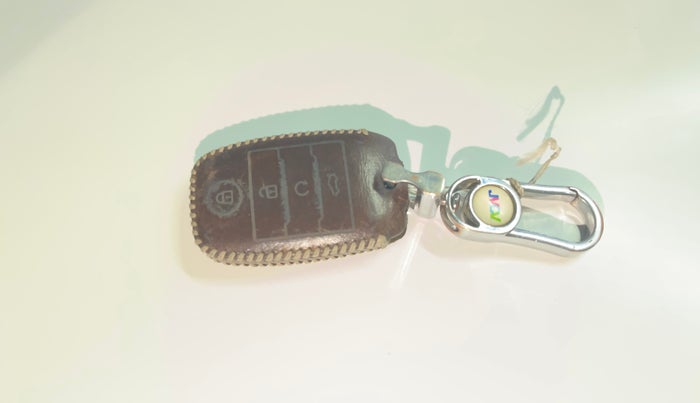 2023 KIA SONET HTX 1.0 IMT, Petrol, Manual, 70,725 km, Key Close Up