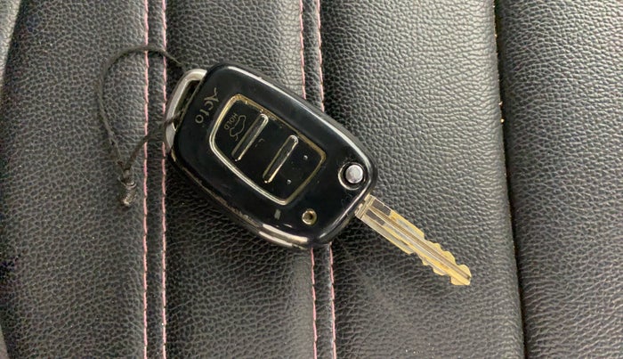 2016 Hyundai Creta SX 1.6 DIESEL, Diesel, Manual, 1,03,605 km, Key Close Up