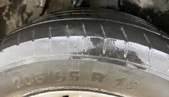 2016 Hyundai Creta SX 1.6 DIESEL, Diesel, Manual, 1,03,605 km, Right Rear Tyre Tread