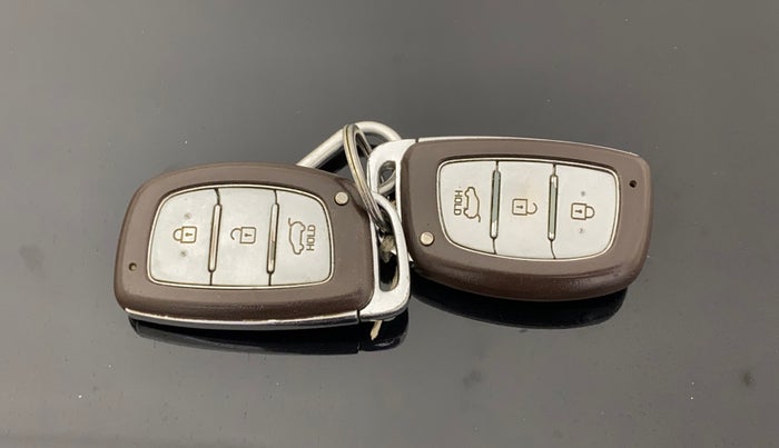 2016 Hyundai Creta SX PLUS 1.6 PETROL, Petrol, Manual, 1,20,527 km, Key Close Up