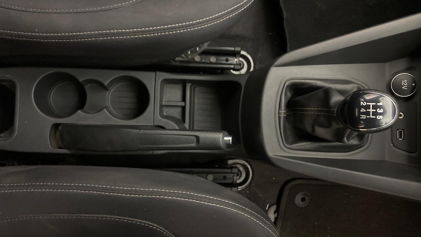 2019 Ford New Figo TITANIUM 1.2 PETROL MT, Petrol, Manual, 32,183 km, Gear Lever