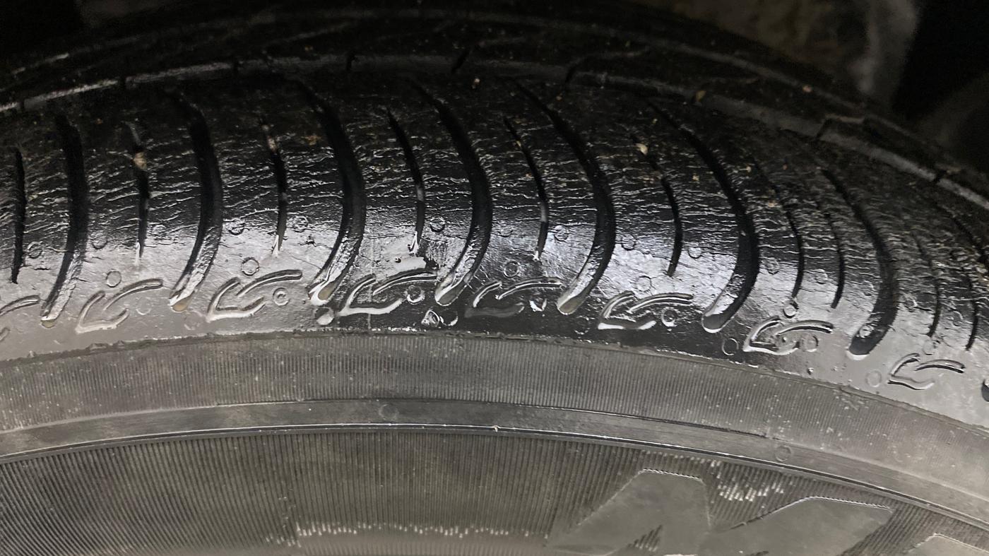 2019 Ford New Figo TITANIUM 1.2 PETROL MT, Petrol, Manual, 32,183 km, Right Front Tyre Tread