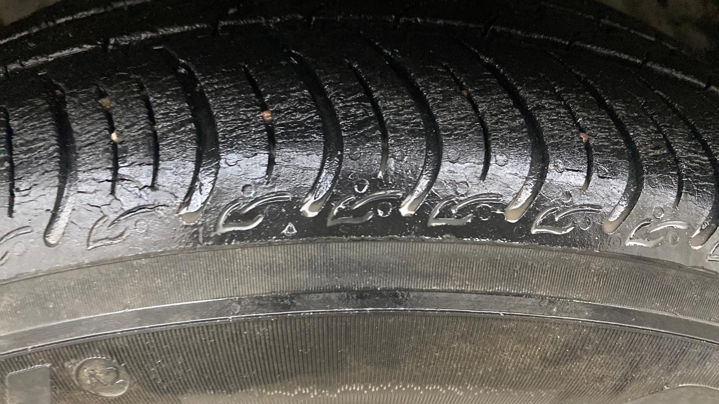 2019 Ford New Figo TITANIUM 1.2 PETROL MT, Petrol, Manual, 32,183 km, Left Front Tyre Tread