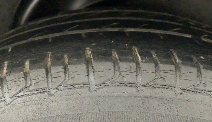 2014 Hyundai Verna FLUIDIC 1.6 VTVT SX, Petrol, Manual, 69,505 km, Left Rear Tyre Tread