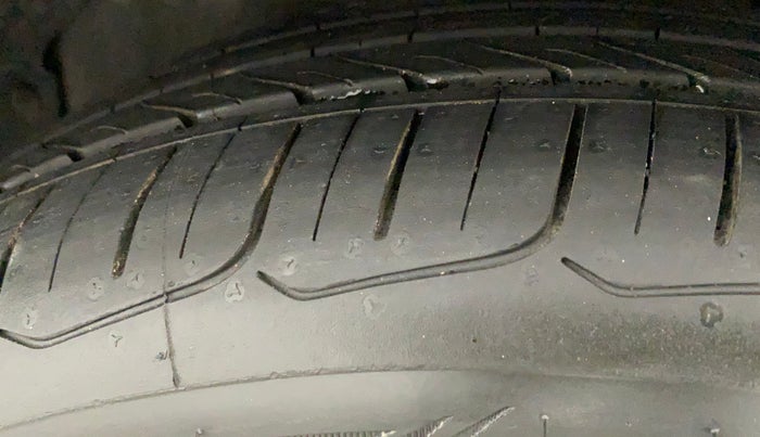 2014 Hyundai Verna FLUIDIC 1.6 VTVT SX, Petrol, Manual, 69,505 km, Left Front Tyre Tread