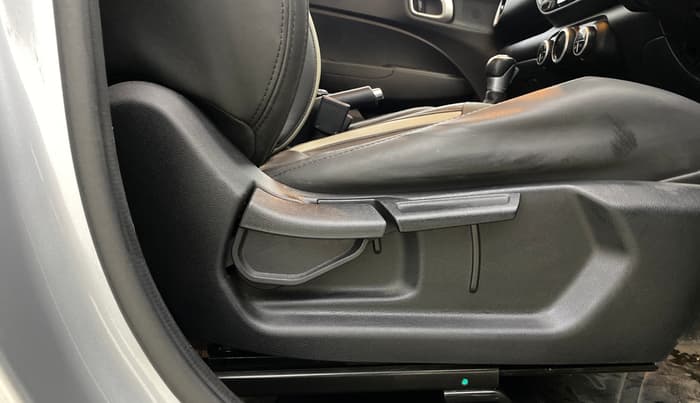 2019 Hyundai VENUE SX PLUS 1.0 TURBO DCT, Petrol, Automatic, 48,572 km, Driver Side Adjustment Panel