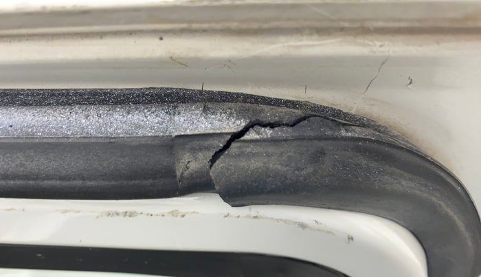 2011 Maruti Swift VXI, Petrol, Manual, 1,32,749 km, Driver-side door - Beading has minor damage