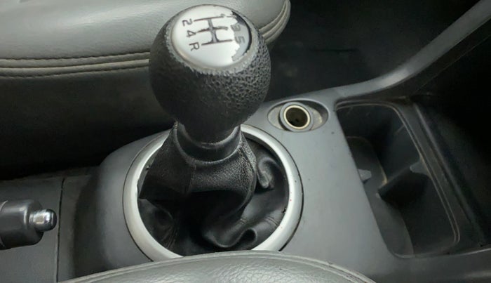 2011 Maruti Swift VXI, Petrol, Manual, 1,32,749 km, Gear lever - Boot cover slightly torn