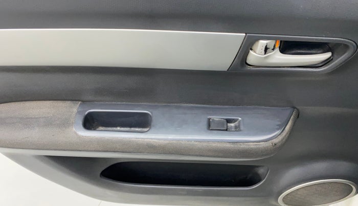 2011 Maruti Swift VXI, Petrol, Manual, 1,32,749 km, Left front window switch / handle - Minor damage