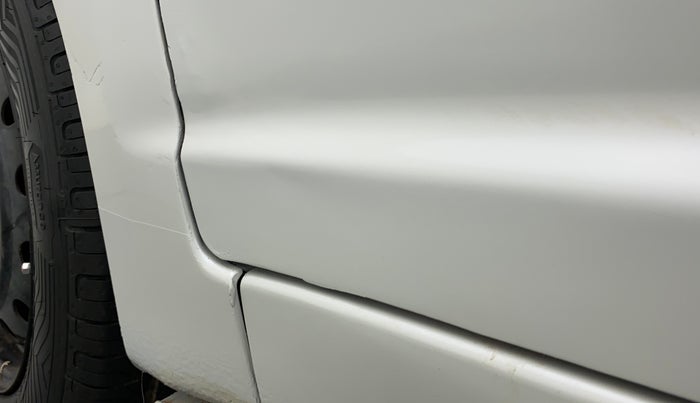 2011 Maruti Swift VXI, Petrol, Manual, 1,32,749 km, Front passenger door - Slightly dented
