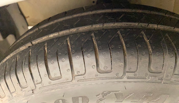 2011 Maruti Swift VXI, Petrol, Manual, 1,32,749 km, Left Front Tyre Tread