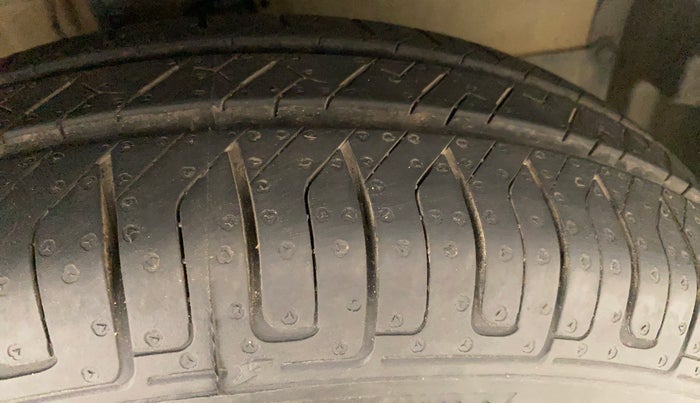 2011 Maruti Swift VXI, Petrol, Manual, 1,32,749 km, Right Front Tyre Tread