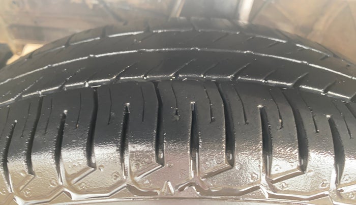 2018 Maruti Swift LDI, Diesel, Manual, 1,07,810 km, Left Front Tyre Tread