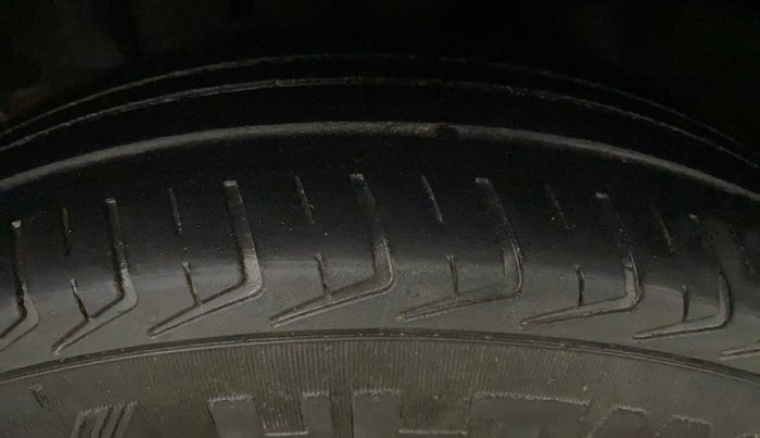 2017 Renault Kwid RXT 1.0 AMT (O), Petrol, Automatic, 99,229 km, Left Front Tyre Tread