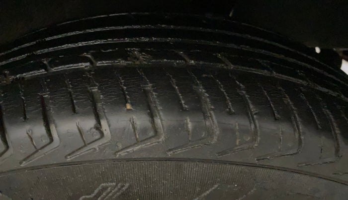 2017 Renault Kwid RXT 1.0 AMT (O), Petrol, Automatic, 99,229 km, Left Rear Tyre Tread