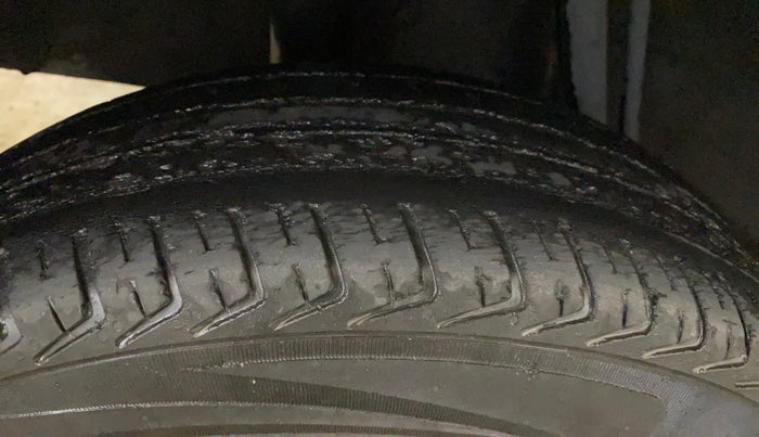 2017 Renault Kwid RXT 1.0 AMT (O), Petrol, Automatic, 99,229 km, Right Rear Tyre Tread