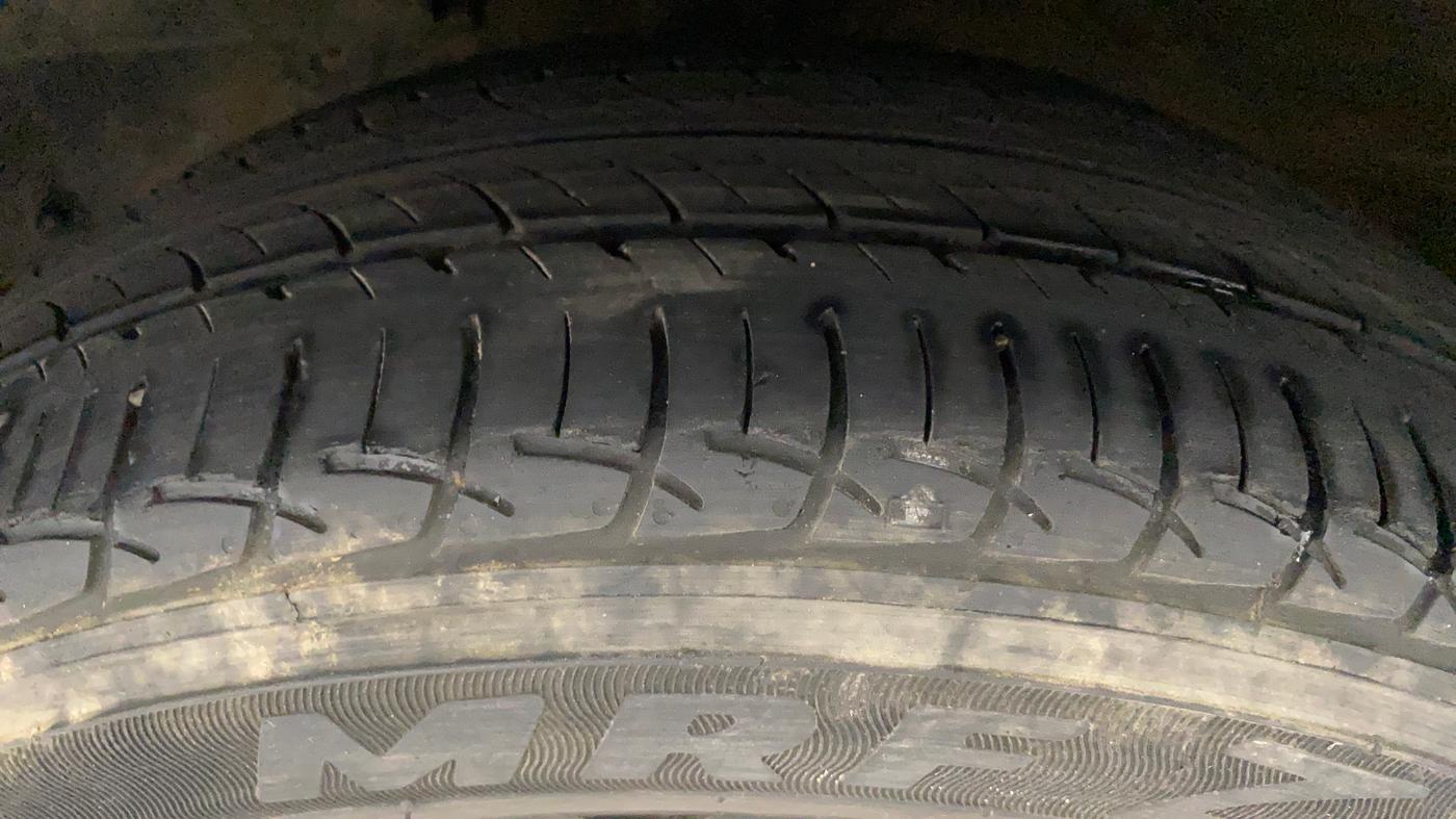 2017 Mahindra KUV 100 NXT K8 P 6 STR, Petrol, Manual, 55,425 km, Left Front Tyre Tread
