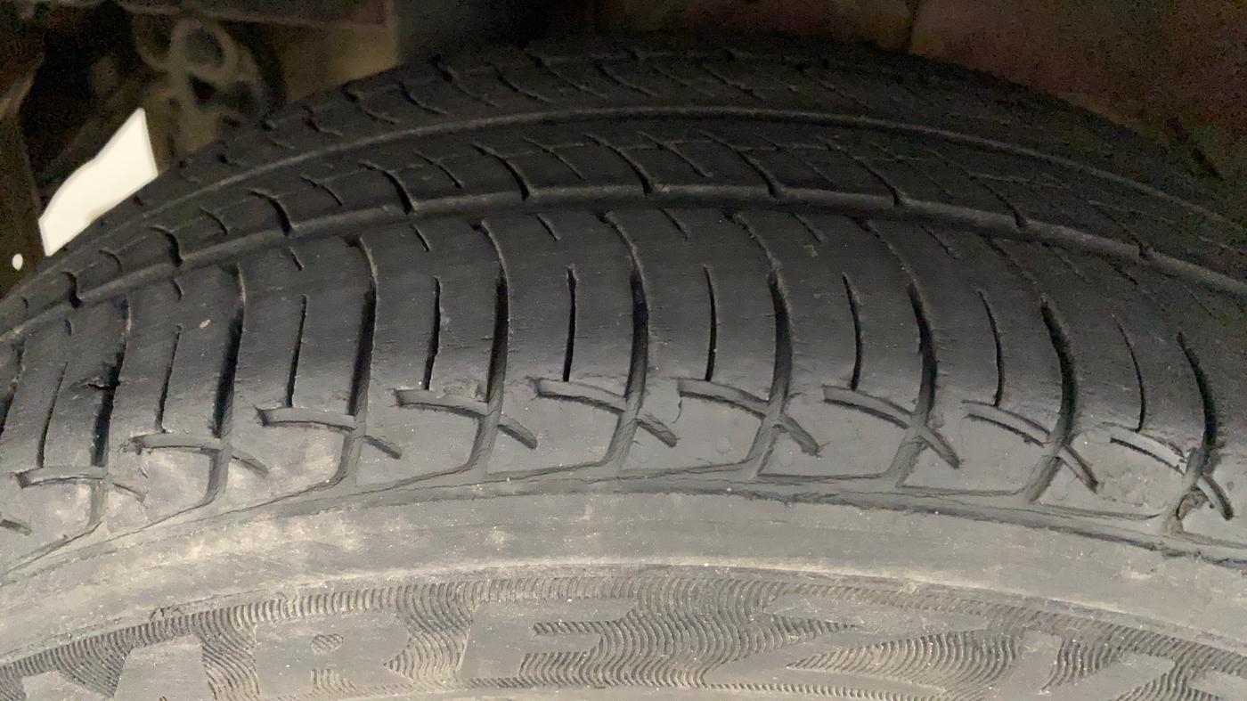 2017 Mahindra KUV 100 NXT K8 P 6 STR, Petrol, Manual, 55,425 km, Right Rear Tyre Tread