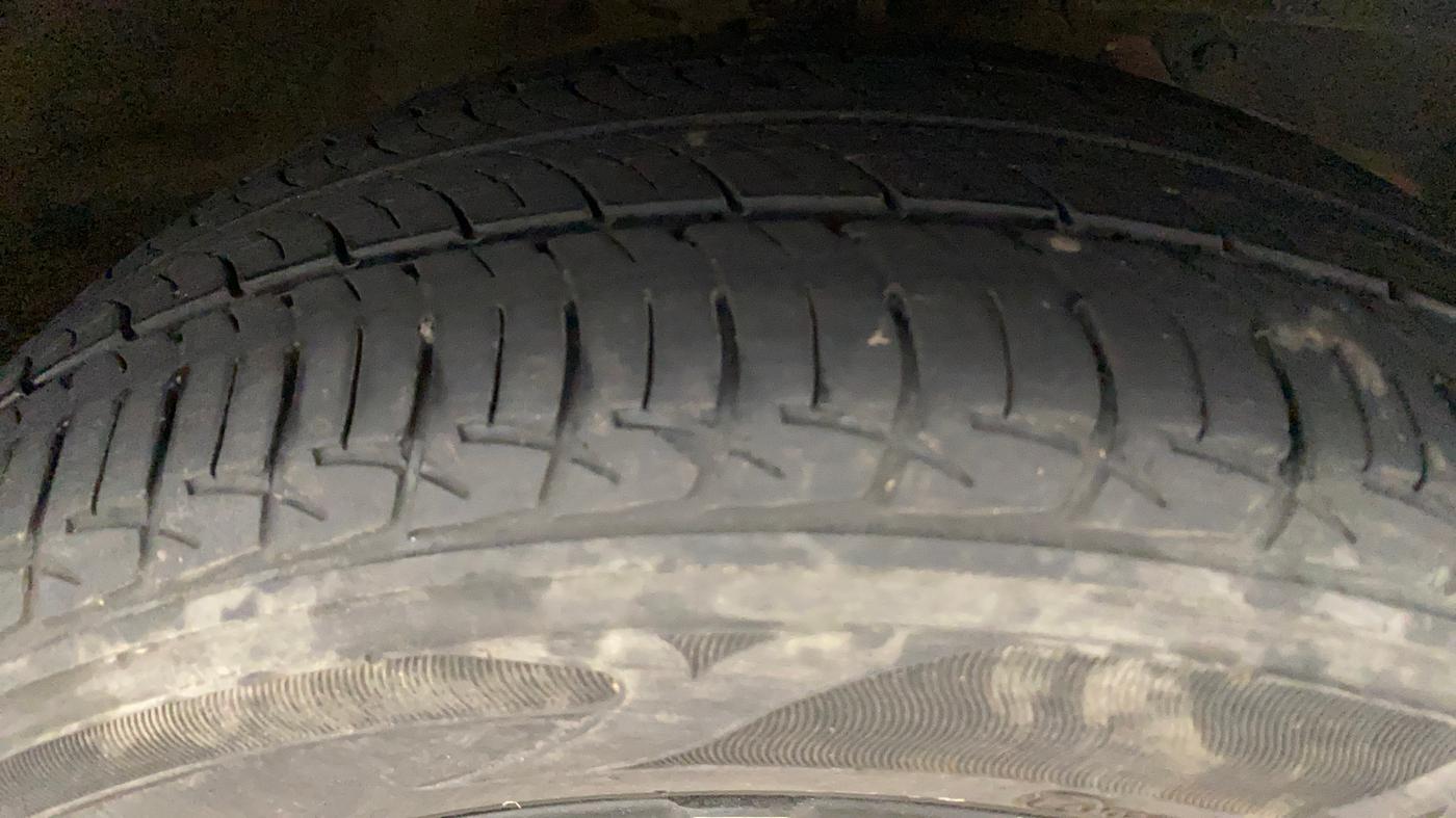 2017 Mahindra KUV 100 NXT K8 P 6 STR, Petrol, Manual, 55,425 km, Right Front Tyre Tread