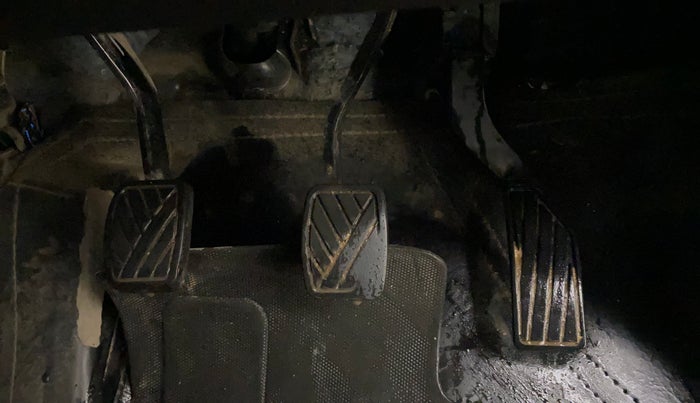 2021 Maruti Vitara Brezza LXI, CNG, Manual, 1,03,922 km, Pedals