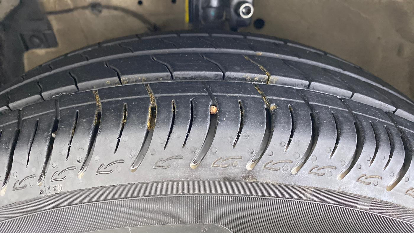 2016 Maruti Ertiga VXI ABS, Petrol, Manual, 95,122 km, Left Front Tyre Tread