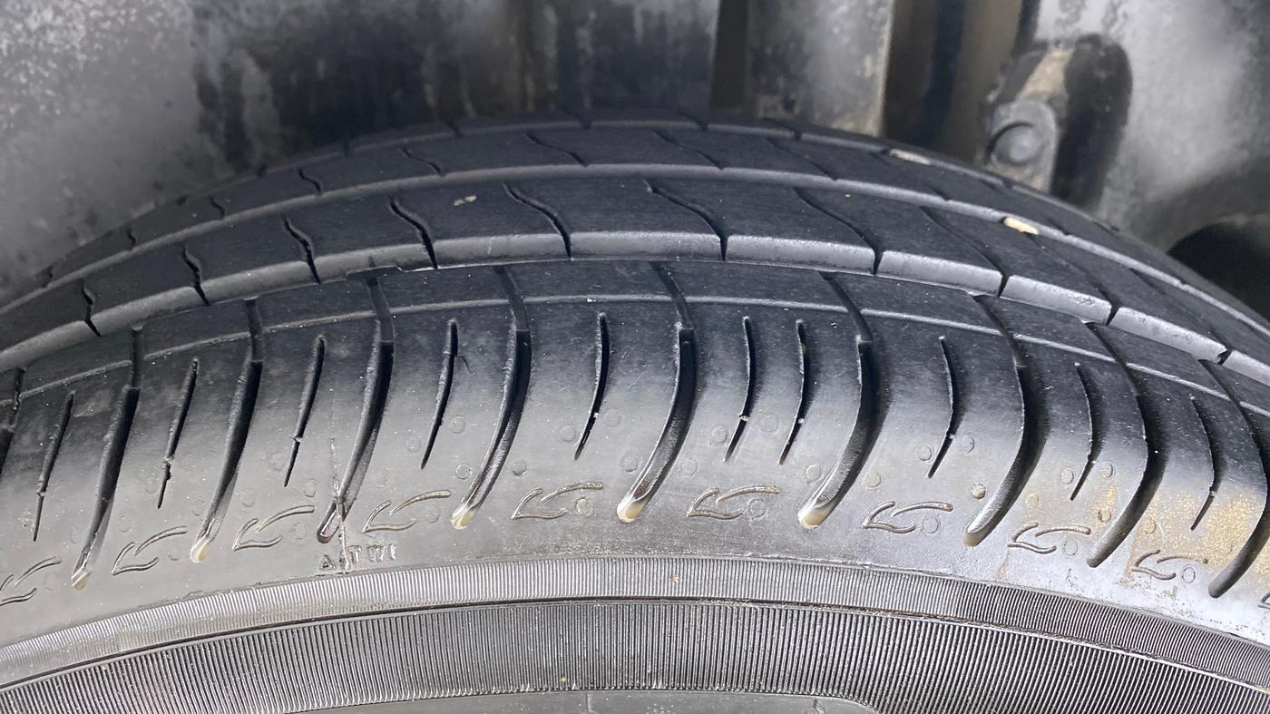 2016 Maruti Ertiga VXI ABS, Petrol, Manual, 95,122 km, Left Rear Tyre Tread