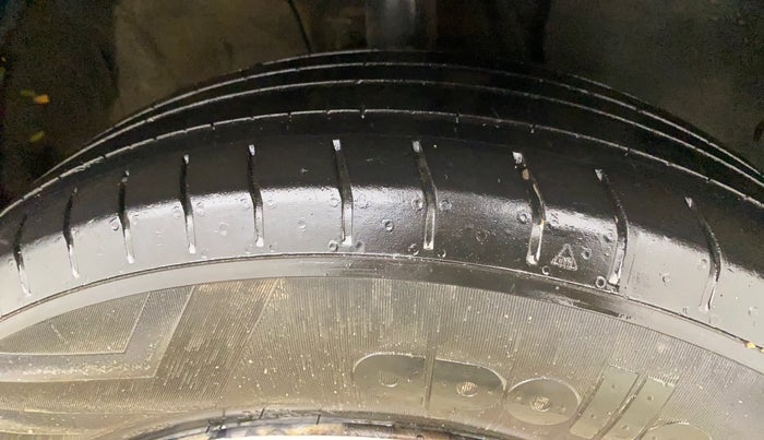 2023 KIA CARENS PRESTIGE 1.5 PETROL 7 STR, Petrol, Manual, 37,435 km, Right Front Tyre Tread