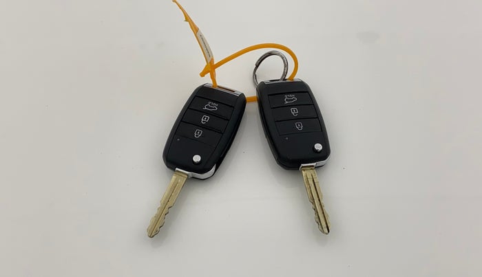 2023 KIA CARENS PRESTIGE 1.5 PETROL 7 STR, Petrol, Manual, 37,435 km, Key Close Up