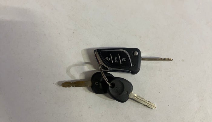 2020 Hyundai AURA E 1.2, Petrol, Manual, 65,552 km, Key Close Up