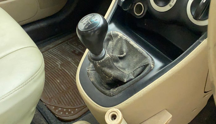 2010 Hyundai i10 MAGNA 1.2, Petrol, Manual, 98,915 km, Gear lever - Boot cover slightly torn