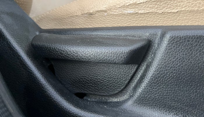 2017 Hyundai Eon MAGNA +, Petrol, Manual, 1,28,841 km, Driver Side Adjustment Panel