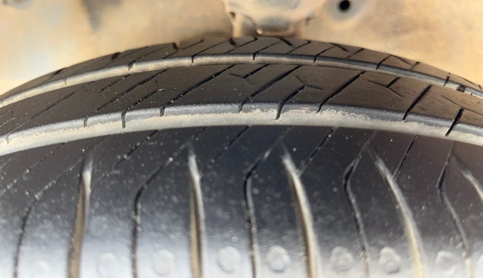 2017 Hyundai Eon MAGNA +, Petrol, Manual, 1,28,841 km, Left Front Tyre Tread