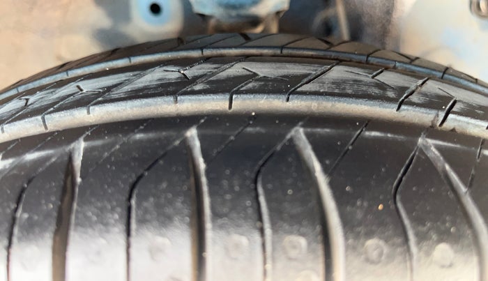 2017 Hyundai Eon MAGNA +, Petrol, Manual, 1,28,841 km, Right Front Tyre Tread