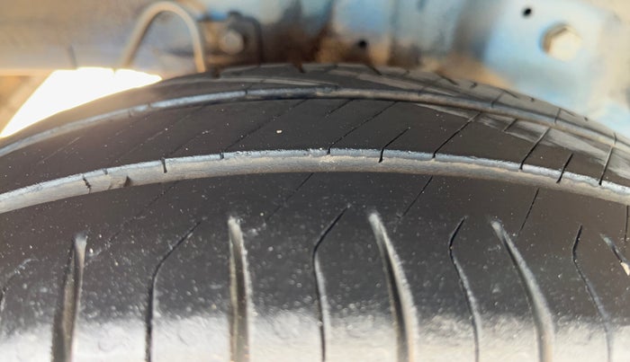 2017 Hyundai Eon MAGNA +, Petrol, Manual, 1,28,841 km, Right Rear Tyre Tread