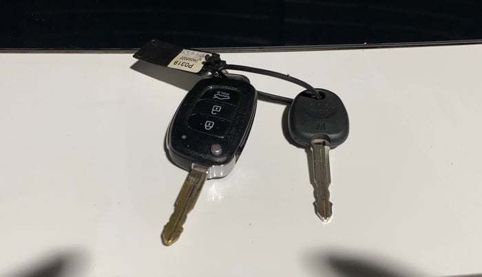 2022 Hyundai AURA S 1.2 CNG, CNG, Manual, 91,342 km, Key Close Up