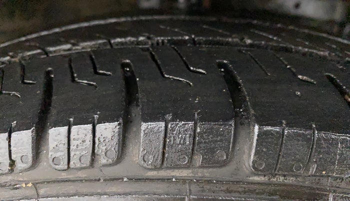 2014 Maruti Swift Dzire VXI, Petrol, Manual, 1,21,692 km, Right Front Tyre Tread